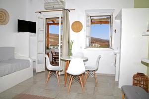 A television and/or entertainment centre at Nefeli Suites Kythnos