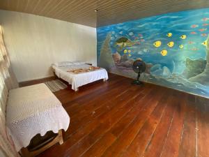 1 dormitorio con una pintura de pescado en la pared en Mariposa Drake, en Drake