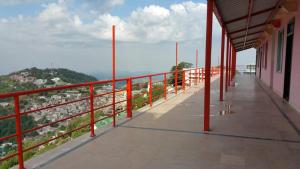 - Balcón de un edificio con vistas a la montaña en Peak Point Hotel & Apartments, en Murree