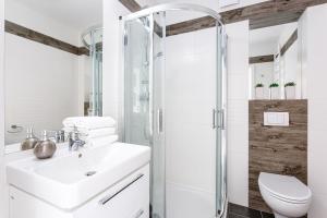 a bathroom with a sink and a shower at Apartament "Anna" - Kwartał Róży Wiatrów, 15 min spacerem od plaży in Świnoujście