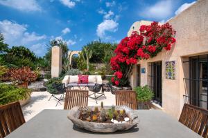 O grădină în afara Hiraeth Santorini