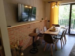 Televízia a/alebo spoločenská miestnosť v ubytovaní Apartament SPOKOLOKO Wiślańska Złoty B1