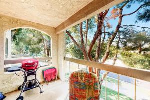 パーム・スプリングスにあるRiviera Garden Villaの椅子、デスク、窓が備わる客室です。