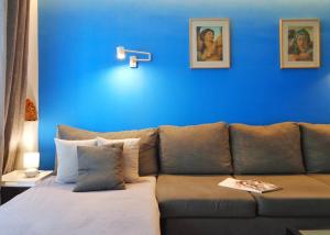 A seating area at Royal Blue Grand Suite No 3