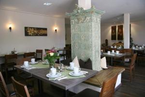 un comedor con una mesa y un pilar en Hotel Linner, en Erding