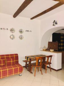 シラクーサにあるLa casa di Miriamのリビングルーム(テーブル、ソファ付)