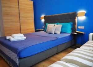 A bed or beds in a room at Royal Blue Grand Suite No 3