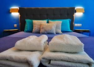 A bed or beds in a room at Royal Blue Grand Suite No 3