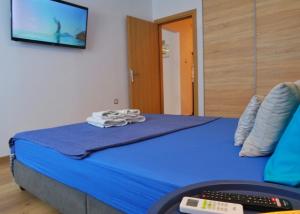 A bed or beds in a room at Royal Blue Grand Suite No 3