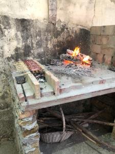 - un four en briques avec une table et une cheminée dans l'établissement Mini Casale Rustico ColleBello, à Castiglione Messer Raimondo