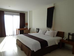 Tempat tidur dalam kamar di Luwansa Beach Hotel