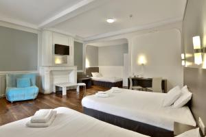 Postel nebo postele na pokoji v ubytování Logis Hotel Auberge Dupuytren