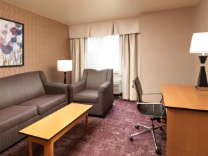 Posezení v ubytování Crystal Inn Hotel & Suites - West Valley City