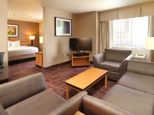 TV a/nebo společenská místnost v ubytování Crystal Inn Hotel & Suites - West Valley City