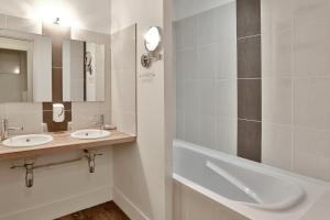 Koupelna v ubytování Logis Hotel Auberge Dupuytren