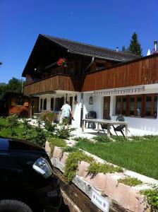 een man die voor een huis staat bij Chalet Erika in Eriz