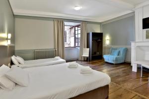 Postel nebo postele na pokoji v ubytování Logis Hotel Auberge Dupuytren