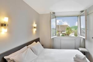 Postel nebo postele na pokoji v ubytování Logis Hotel Auberge Dupuytren + 33 fotografií