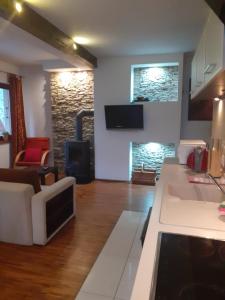 salon z kanapą i kominkiem w obiekcie Apartament Hiszpański w Zakopanem