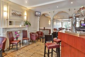Posezení v ubytování Logis Hotel Auberge Dupuytren