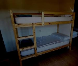 Katil dua tingkat atau katil-katil dua tingkat dalam bilik di Albergue La Costana
