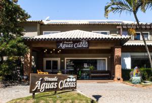 un restaurant avec un panneau en face d'un bâtiment dans l'établissement Pousada Aguas Claras, à Búzios