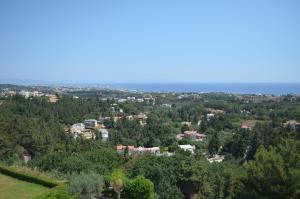 z góry widok na miasto wśród drzew w obiekcie APHRODITE Lux sea view Villa w mieście Koskinou