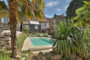 una piscina en el patio de una casa en Logis Hotel Auberge Dupuytren, en Pierre-Buffière