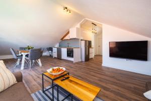 salon z dużym telewizorem z płaskim ekranem w obiekcie Apartments Junior w mieście Zadar