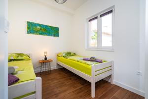 sypialnia z dwoma łóżkami i oknem w obiekcie Apartments Junior w mieście Zadar