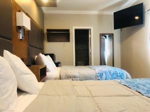 Postel nebo postele na pokoji v ubytování Coastal Sands Inn