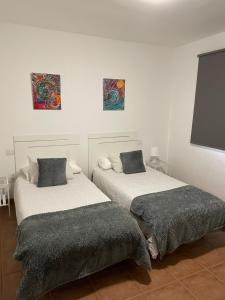 Un pat sau paturi într-o cameră la Apartamento los Rostros