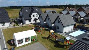 ウェバにあるApartamenty Maja - Domy wakacyjne i pokojeの遊び場付きの家屋の空中風景