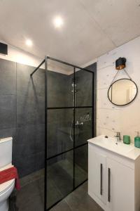 W łazience znajduje się prysznic, toaleta i umywalka. w obiekcie Góra Jabłek Mazury Mikolajki w mieście Lipowo