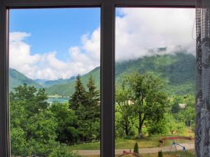 una finestra con vista sul lago e sulle montagne di Guesthouse Mirkovic a Plužine