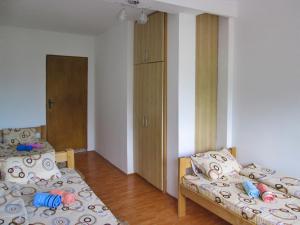 een slaapkamer met 2 bedden en een kast bij Guesthouse Mirkovic in Pluzine