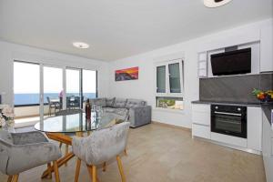 A seating area at Sunset Apartments