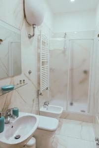A bathroom at Relais CuoreNapoletano