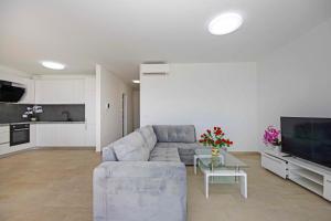 un soggiorno con divano e tavolo di Sunset Apartments a Makarska