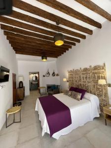 A bed or beds in a room at Mdina Casa Rural