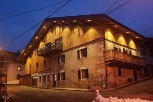 a building with a balcony on the side of it at Villard au cœur de la vallée verte entre lac et montagne in Villard-sur-Boëge