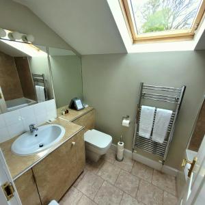 Ett badrum på Loch Lomond Finnich Cottages