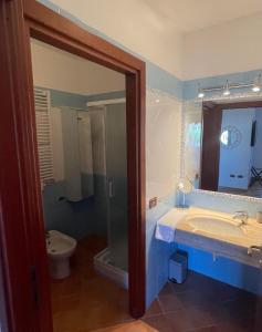 a bathroom with a tub and a toilet and a sink at Flamingo Poetto in Quartu SantʼElena