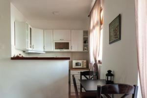 Köök või kööginurk majutusasutuses Carobni breg