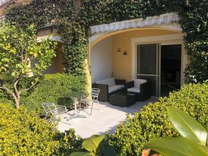 Zahrada ubytování Pizzo Beach Club. One bedroom apt 13G