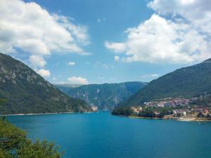 a lake in the middle of a valley with mountains at Guesthouse Mirkovic in Pluzine
