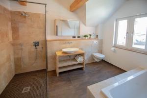 Koupelna v ubytování Lang´s Ferienhaus im Weschnitztal + 40 fotografií