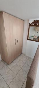 斯基羅斯的住宿－Mini Traditional House，厨房配有橱柜,铺有瓷砖地板。