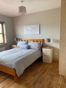 una camera con un grande letto e due comodini di Wild Atlantic Way House a Achill