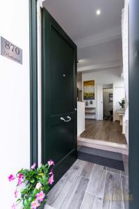 uma porta verde num quarto com uma cozinha em Redentore 870 em Veneza